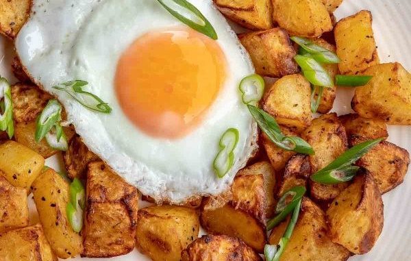 air fryer Breakfast Potatoes and eggs